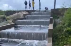 Açude Poço do Barro, em Morada Nova, sangra depois de quase 15 anos