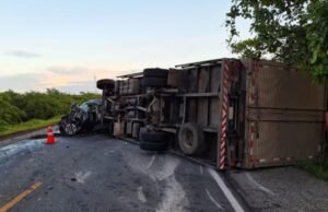 Acidente entre carro e caminhão deixa uma pessoa morta em Aracati