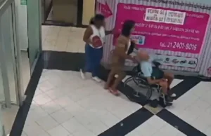 Mulher que levou idoso morto ao banco pode responder por vilipêndio a cadáver; entenda