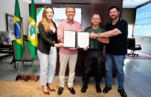 Elmano sanciona lei para aquisição de fardamento para policiais penais