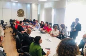 Em reunião tensa, governo faz proposta final para técnicos em educação