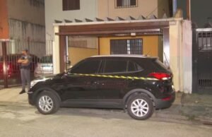 Adolescente de 16 anos mata pais e irmã a tiros após família tomar celular