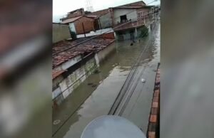 Chuva alaga ruas e água invade casas em Fortaleza; registros ultrapassam 100 milímetros