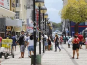 Natal altera horários de shoppings, bancos e serviços em Fortaleza; comércio amplia funcionamento até quarta