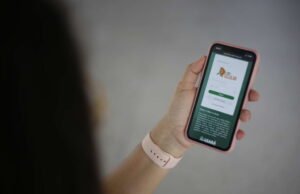 Elmano entrega primeiros aparelhos recuperados pelo Programa Meu Celular