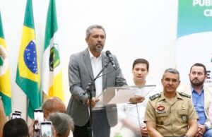 “Vocês que estão no crime, tratem de ir embora do Ceará”, diz Elmano em posse do novo secretário de Segurança Pública