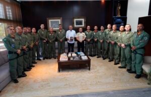 Governador Elmano recebe agentes da Ciopaer que atuaram em missão no Rio Grande do Sul