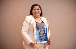 Prefeita de Madalena, Sônia Costa recebe Prêmio Melhores Prefeitos do Ceará