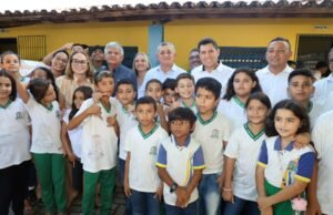 Com participação de Guimarães, FNDE e prefeitura de Jaguaruana firmam repactuação de obras da Educação
