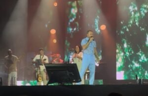 Diogo Nogueira leva sucessos para público em show realizado em Fortaleza