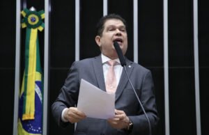 Mauro Filho denuncia que bancos estão mudando contratos para retirar dinheiro das contas, automaticamente, para pagamentos