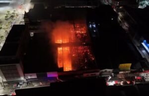 Incêndio de que atingiu lojas no Centro de Fortaleza foi controlado e trabalho de rescaldo seguiu até a madrugada