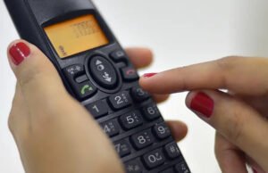 Mulher é presa na Grande Fortaleza por golpes de prêmios falsos via telefone