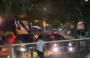 Homem embriagado usando retroescavadeira arrasta veículos em vaquejada de Juazeiro do Norte