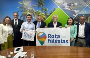 Guimarães articula investimentos de ministérios para reativar turismo em Canoa Quebrada