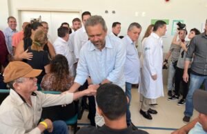 Governador Elmano de Freitas chega em Quixeramobim para implantar serviço de oncologia no HRSC