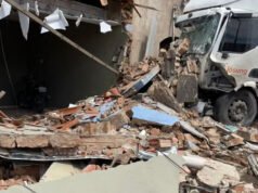 Caminhão desgovernado causa acidente, deixa três feridos e danifica duas casas no Crato