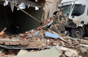 Caminhão desgovernado causa acidente, deixa três feridos e danifica duas casas no Crato