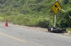 Canindeenses morrem em acidente entre motocicleta e caminhonete em Maranguape