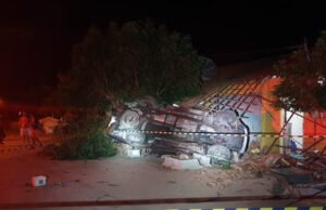 Mulher morre em acidente de carro em Icó; veículo capota e derruba parte de casa