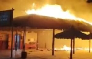 Incêndio atinge barracas de praia na Barra do Ceará na madrugada desse sábado