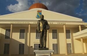 UFC anuncia concurso público para professor com vagas para quatro campi e salários de até R$ 10,4 mil