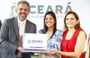 Governo do Ceará entrega mais de 2 mil notebooks para professores da rede estadual