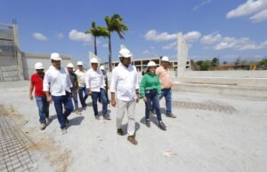 Governador Elmano de Freitas visita obras de escola estadual e Mercado Municipal em Caucaia