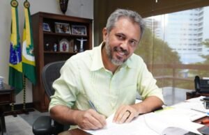 Elmano encaminha projeto de lei que amplia licença paternidade para servidores estaduais