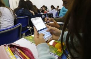 MEC prepara medida para proibir uso de celulares em salas de aula