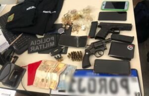 Homens são presos suspeitos de fingirem ser policiais para assaltar casas