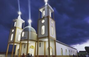 Comerciante arremata bolo por R$ 10.600 em leilão festivo na Vila de São Miguel