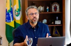 Elmano de Freitas anuncia antecipação da segunda parcela do 13º salário para servidores