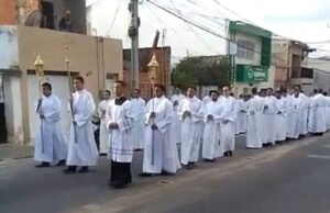 População acompanha chegada do corpo de Dom Adélio na Catedral de Quixadá