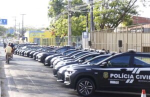 Elmano entrega 25 novas viaturas para Polícia Civil; veículos são para Quixadá e outras oito cidades