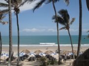 Fortaleza tem apenas 5 pontos adequados para banho de mar neste fim de semana