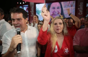 Luizianne Lins participa de evento de campanha, mas evita mencionar Evandro Leitão