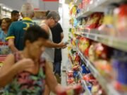 Inflação em Fortaleza ultrapassa a média nacional em 2024, impactando preços de alimentos e combustíveis