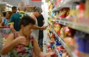 58% dos brasileiros reduziram compras de alimentos, aponta Datafolha