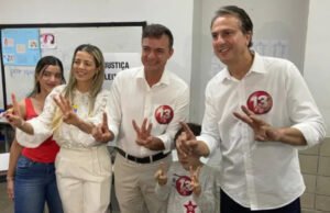 Fernando Santana vota em Juazeiro do Norte acompanhado de Camilo Santana