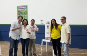 Cid Gomes vota em Sobral ao lado de Izolda Cela