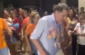 Inspirado, Cid Gomes dança no meio do público em campanha de Izolda em Sobral