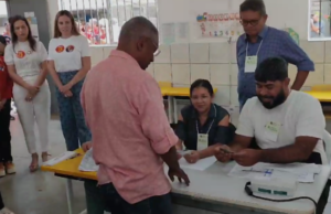 Waldemir Catanho vota em Caucaia com a presença de lideranças políticas
