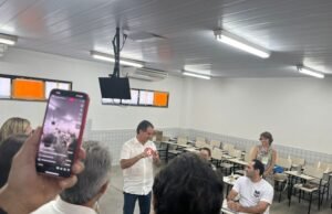 Evandro Leitão vota em Fortaleza com apoio de líderes políticos
