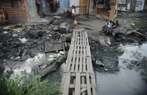 Doze milhões de crianças e adolescentes vivem sem acesso a esgoto