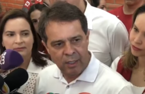 Evandro Leitão vota em Fortaleza e diz estar otimista para o resultado das urnas