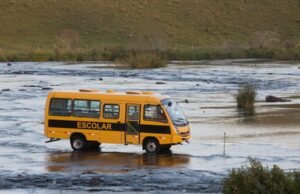 Prefeitura de Canindé recebe ônibus escolar entregue pelo governo federal
