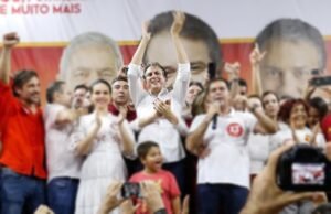 Fiador da única vitória do PT em capitais, Camilo Santana ganha mais força e vira super estrela no partido