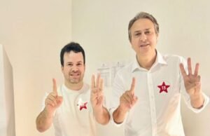 Camilo Santana registra voto em Barbalha ao lado de Guilherme Saraiva