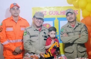 Bombeiros participam do aniversário de criança que sonha em ser bombeiro em Quixadá
